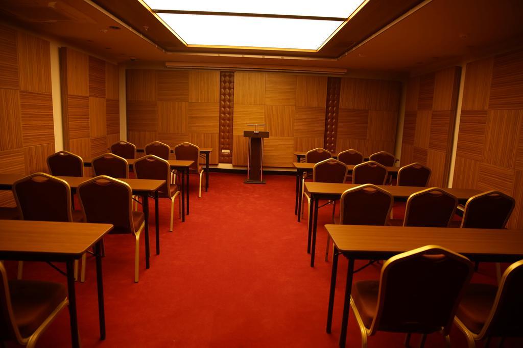 Atasehir Palace Hotel & Conference Istanbul Exterior photo
