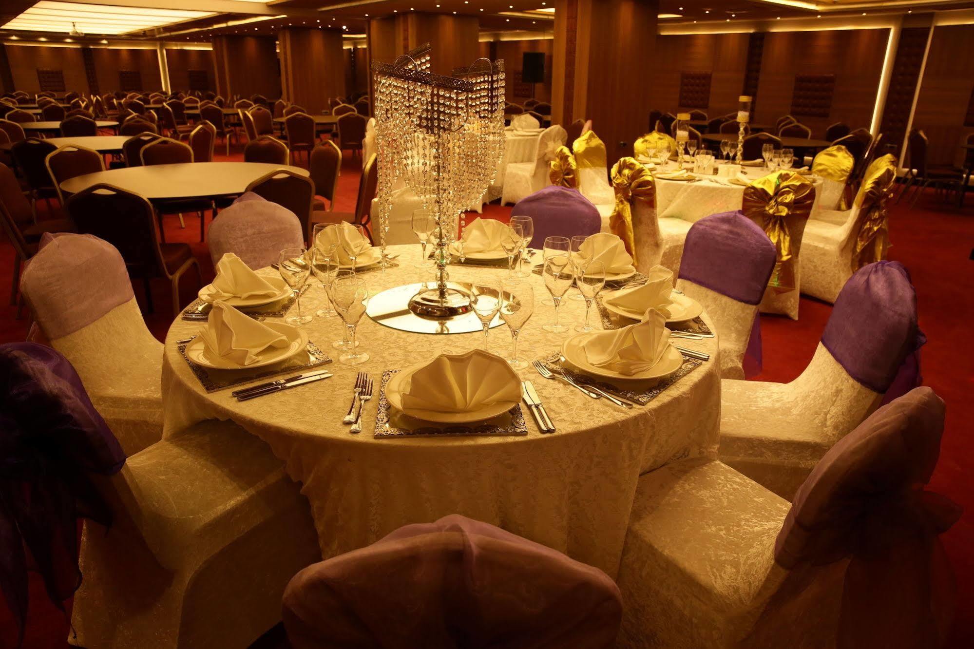 Atasehir Palace Hotel & Conference Istanbul Exterior photo